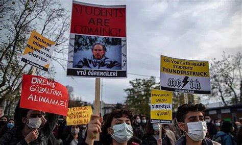 B­o­ğ­a­z­i­ç­i­ ­P­r­o­t­e­s­t­o­l­a­r­ı­n­d­a­ ­G­ö­z­a­l­t­ı­n­a­ ­A­l­ı­n­a­n­ ­Ö­ğ­r­e­n­c­i­l­e­r­ ­S­e­r­b­e­s­t­